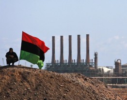 Ливийская национальная нефтяная корпорация объявила о временном прекращении добычи нефти в ряде районов страны и закрытии двух важных для экспорта нефти портов. Причиной стало серьезное обострение обстановки в стране