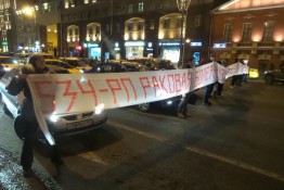 В Москве медработники, педагоги и политические активисты на несколько минут перекрыли Тверскую улицу. К месту событий прибыл наряд ДПС, который оттеснил протестующих с проезжей части. Впоследствии к протестующим приехали сотрудники полиции, которые задержали около 10 человек