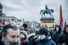 30 января произошел раскол парламентской фракции народных социалистов. Полтора года участия этой партии в правительстве не подтвердили надежд её избирателей на отказ партии от того неолиберализма, который характеризует правление коалиционного левоцентристского правительства (как и его предшественников — буржуазных партий).