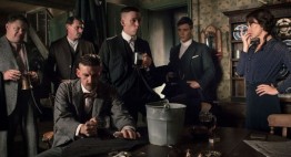 Сериал Peaky Blinders рассказывает о жизни членов одноименной ирландской преступной группировки, реально существовавшей в 20-х годах прошлого века в Бирмингеме.