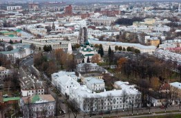 Ничто так не свидетельствует о том, кому принадлежит право на город в современной России, как планируемая застройка. Ярославль вновь столкнулся с этой проблемой вскоре после ареста оппозиционно настроенного мэра и его соратников. Застройщики, умерившие свой аппетит в период политических пертурбаций, с возвращением городской администрации под контроль партии власти тут же поспешили тихой сапой протащить несколько спорных решений о строительстве в исторической части города.