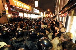 Противостояние на Триумфальной было, если верить интернету, жестким в центре, но вялыми на периферии площади.