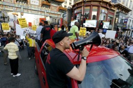 Около тысячи людей вышли на улицы Нью-Йорка против полицейского произвола в знак солидарности с жителями Балтимора. Протесты также прошли в других крупных городах США, включая Вашингтон, Бостон и сам Балтимор