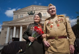 Мой десятилетний сын ходил поздравлять ветеранов. Очень волновался, старался, чтобы букет выглядел прилично, и георгиевская ленточка была приколота как нужно.