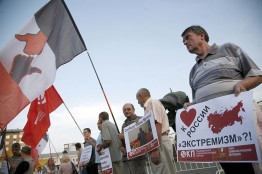 В Москве прошел пикет в поддержку Валерия Парфенова, Юрия Мухина и Александра Соколова. У станции метро "Улица 1905 года" собрались люди, требующие немедленного освобождения обвиняемых в экстремизме