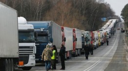 Бастующие в Дагестане дальнобойщики готовят марш на Москву: так участники крупной акции надеются прорвать информационную блокаду в федеральных СМИ. Водителей возмущает, что ни власти, ни федеральные каналы не обращают никакого внимания на их протест. Начало поездки "на Москву" запланировано на 30 ноября