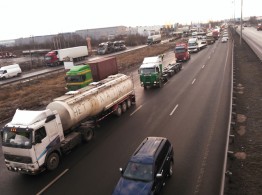 Водители большегрузов 4 декабря намерены устроить акцию в Москве. Дальнобойщики начали формировать колонны для протестной акции у Москвы после того, как президент не высказался в их поддержку в своем послании Федеральному собранию