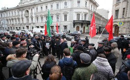 В понедельник у здания администрации президента России в Москве состоялась акция протеста дальнобойщиков. Она проходила в формате встречи с депутатами КПРФ. Водители выступили против системы "Платон", а также выразили недовольство высказыванием премьер-министра России Дмитрия Медведева, который ранее заявил, что в акциях протеста участвуют серые перевозчики