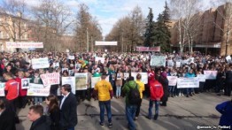 В Москве, на территории сквера Тимирязевской сельскохозяйственной академии прошел митинг против отчуждения земель вуза, предназначенных для практических занятий студентов. Акция протеста собрала до 3 тысяч человек — в поддержку целостности территории вуза выступили сотрудники, студенты, выпускники "Тимирязевки", а также представители ряда парламентских партий