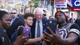 Лозунг «Still Bernie!» прозвучал 15 марта, когда после неудачных праймериз в пяти штатах, их которых было три северных, пресса начала настойчиво советовать сенатору из Вермонта прекратить гонку.