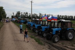 В Краснодарском крае и Ростовской области арестовали десять участников тракторного марша, которые планировали приехать в Москву и рассказать представителям власти о проблемах фермеров. Им вменяется статья 20.2 – проведение митингов, демонстраций, шествий без согласования