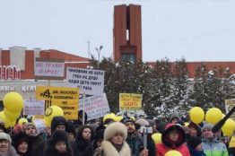 От 2500 до 3000 жителей подмосковной Коломны вышли 11 февраля на митинг из-за экологической ситуации в городе. Об этом сообщил «Ведомостям» представитель движения «Нет свалке в Коломне». Жители города протестовали из-за ситуации с мусорным полигоном «Воловичи». Полигон мощностью 100 000 т в год изначально предназначался для нужд города и примыкающих к нему территорий. Однако, по […]