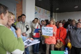 19 июня в карельском городе Питкяранта прошел митинг протеста против оптимизации социальной сферы. На него собралось почти 200 человек, что для карельского райцентра довольно много. Возможно, протестная акция собрала бы больше людей, если бы не проливной дождь и холодный ветер, ведь подписи под обращением поставили больше полутора тысяч человек. 