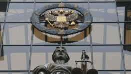 Верховный суд РФ нашел противоречивым законопроект об исключении из Уголовного кодекса РФ ответственности за репосты в интернете. Соответствующий отзыв Верховного суда поступил ко внесенному депутатами Госдумы Сергеем Шаргуновым (КПРФ) и Алексеем Журавлевым (председатель партии “Родина”) законопроекту. Как сообщает Интерфакс, инициатива, зарегистрированная в базе законодательной деятельности нижней палаты парламента РФ в понедельник, предусматривает исключение из Уголовного […]