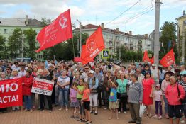 Алексей Навальный активно включился в кампанию протеста против повышения пенсионного возраста. Сегодня, наверное, эту меру защищают только те, кому положено по должности — ведущие телеканалов, депутаты, министры. 