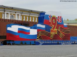 Власти всё же решили провести воздушный парад, в связи с чем ожидается очередная драпировка Мавзолея В.И.Ленина. Присутствие этого здания на Красной площади по-прежнему смущает и пугает российские власти. В свою очередь представители общественности разместили на платформе Change.org петицию