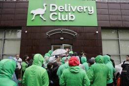 Акция курьеров компании Delivery Club, прошедшая 5 июня, была одной из первых стачек в сервисном секторе. В протесте принимало участие около 40 курьеров, которые пришли к офису Delivery Club. Никаких лозунгов они не скандировали. «Мы собрались, чтобы с нас сняли лишние штрафы