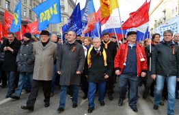 В Перестройку оппозиции досталась власть случайно, как издержка борьбы между союзной и федеративной властью. Совет народных депутатов был сборищем политических романтиков и дилетантов. С населением работать не умели, власти не добивались и как её отстоять не знали. И как власть сама упала им в руки, так сама же из рук выпала.