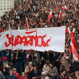 В связи с событиями в Беларуси, забастовками и протестами, вспомнили о борьбе соседней Польши против диктатуры Польской Объединенной Рабочей Партии. Вот и мне вспомнились некоторые вехи указанной истории. Итак, рабочие и борьба с диктатурой в Польше, а так же ее последствия....