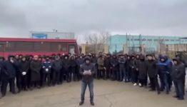 В Актау и Жанаозене не прекращаются акции протеста и забастовки. В понедельник 7 февраля заявили о забастовке рабочие ТОО «МАЭК-Казатомпром» и сотрудники еще трех предприятий заявили о готовности присоединиться к забастовке. Важным фактором является борьба против аутсорсинга и политики оптимизации, а также требования прекращения репрессий