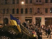 Акции протеста на Украине, связанные с приостановкой правительством подготовки к подписанию соглашения об ассоциации с ЕС, продолжаются с новой силой. Оппозиция требует объявления импичмента президенту, отставки кабинета министров и проведения досрочных выборов. Кроме того, в Киеве активисты украинской оппозиции оцепили по периметру здание правительства Украины и заблокировали все входы в него. В городе продолжается уличное […]