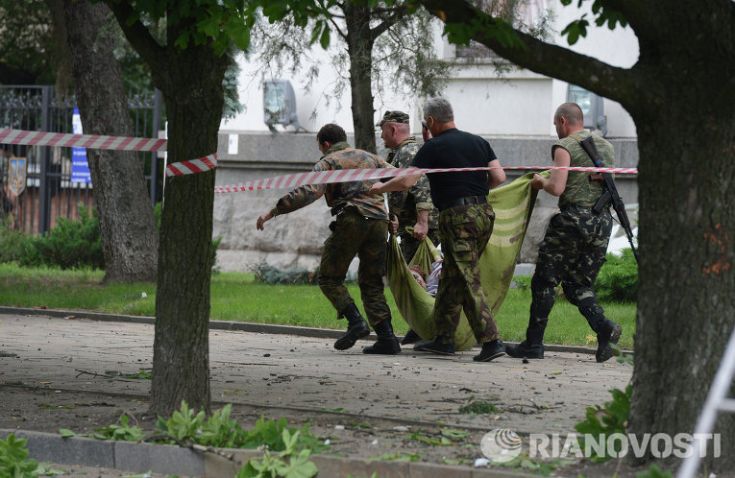 Бойцы Национальной гвардии, находившиеся в воинской части в центре Луганска, после ночного боя сдались ополченцам ЛНР, — передает РБК. Бой за комплекс зданий начался вечером 3 июня. Около 300 ополченцев начали обстрел части. Пресс-служба Национальной гвардии отметила, что бойцы оказывали упорное сопротивление. Перестрелка между ополченцами и военными шла несколько часов и была довольно интенсивной. В ходе боев […]