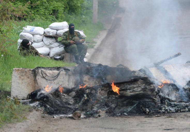 Силовые ведомства Украины начали в пятницу утром активную фазу спецоперации против сторонников федерализации на юго-востоке страны с применением авиации и бронетехники. Первой целью военных стал город Славянск, где уже есть жертвы. Пока в городе наступило относительное затишье, ополченцы готовятся к новому штурму, считая, что силовики сейчас ведут перегруппировку сил. Глава МВД Украины Арсен Аваков ранее […]