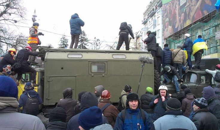 В Киеве на улице Грушевского недалеко от площади Независимости начались столкновения сторонников оппозиции с сотрудниками правоохранительных органов. После участия в «народном вече» часть демонстрантов, вооружившись дымовыми шашками и палками, совершили попытку прорвать кордон сотрудников правоохранительных органов. Демонстранты, по данным правоохранительных органов, направляются к зданию Верховной Рады. Всего на прилегающей территории собрались несколько тысяч человек, в […]