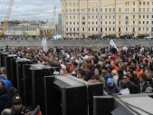 Сегодня, 6 мая 2013 года прошел митинг на Болотной площади в Москве, приуроченный к годовщине Марша миллионов. Напомним, что ровно год назад во время проведения нашумевшей акции протеста и после нее, произошли многочисленные столкновения протестующих с полицией. Митинг стартовал с провозглашенной минуты молчания в память о рабочем, погибшем во время установки сцены. На него упала колонка, […]