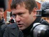 Активиста Левого фронта Леонида Развозжаева на следующей неделе планируют допросить в Москве, сообщает Интерфакс со ссылкой на его адвоката Руслана Чанидзе. По его словам, один из защитников получил по факсу сообщение о приглашении на допрос на 21 марта. Чанидзе отметил, что защите сообщили о намерениях предъявить Развозжаеву обвинение по статье 306 УК (заведомо ложный донос). Оппозиционера […]