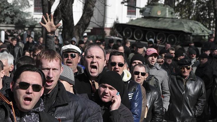 В Симферополе в среду планировалось провести экстренное заседание Верховного совета Крыма, на котором, как ожидалось, должен был быть рассмотрен вопрос о статусе автономии Крыма. Тем не менее, оно сорвалось — больше половины депутатов (51 из 100) не явились на заседание. В ожидании решения властей возле здания парламента собрались две группы митингующих — тех, кто выступает в […]