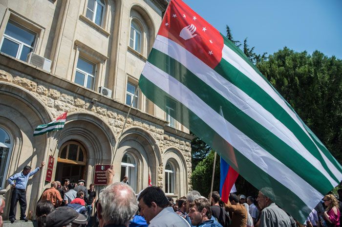 Парламент Абхазии, собравшийся в субботу на экстренное заседание, назначил спикера Валерия Бганбу исполняющим обязанности президента республики и утвердил дату внеочередных выборов президента: они должны пройти 24 августа 2014 года, — передает РИА Новости. Соответствующее постановление поддержали 24 из 25 присутствующих депутатов, один воздержался. Центральной избирательной комиссии Абхазии поручено провести необходимые мероприятия по подготовке досрочных выборов. Президент Анкваб, по […]