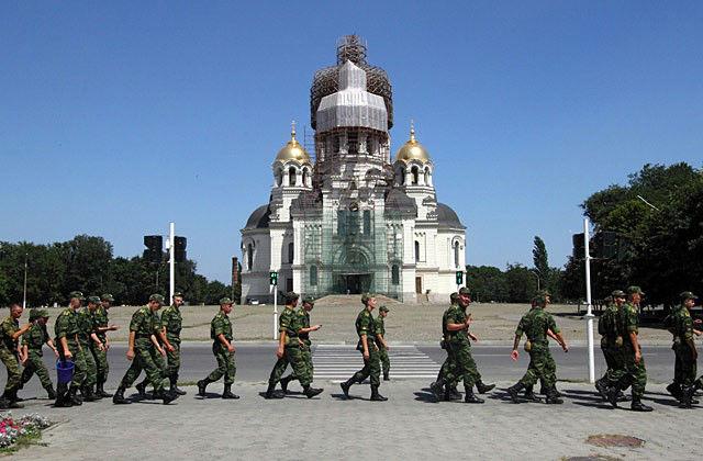 В Новочеркасске, в Ростовской области, с прошлого года участились случаи нападения на сотрудников правоохранительных органов. Полицейских проверяют на причастность к убийству своих коллег. Для этого их выборочно тестируют на детекторе лжи, а также берут у них анализы слюны для проведения молекулярно-генетической экспертизы, сообщает ростовское издание Блокнот со ссылкой на источник в МВД. Кроме того, в […]