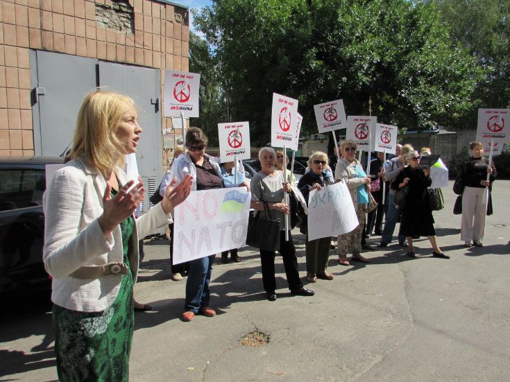 На Украине возле штаб-квартиры НАТО состоялась очередная протестная акция движения «Антивойна». Участники митинга выступили против интеграции Украины в НАТО и за прекращение войны на Донбассе, в развязывании которой, по их мнению, виноваты олигархи. «Мы против того, чтобы страну втягивали в любые военные блоки. В любые. В нашей Конституции четко записано, что Украина — внеблоковое государство», […]