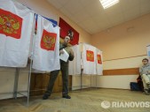Мосгоризбирком объявил официальные итоги прошедших накануне выборов мэра столицы. Голосование на избирательных участках Москвы завершилось в 20.00 мск; мэр столицы выбран на ближайшие пять лет, — пишет РИА Новости. По данным МГК, после обработки избирательных бюллетеней Михаил Дегтярев набрал 2,86% голосов, Николай Левичев – 2,79%, Сергей Митрохин 3,51%, Иван Мельников – 10,69%, Алексей Навальный – 27,24%, Сергей […]