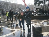 Азербайджанская полиция разогнала митинг в центре Баку, используя водомет и резиновые пули. По неофициальным данным, задержаны около 75 человек. Пострадали также несколько журналистов. Официальной информации о задержаниях не поступало, — пишет ИА REGNUM. Митинг против солдатских смертей начался в 15:00 и должен был завершиться два часа спустя. В акции протеста участвовали активисты гражданского общества, студенты и […]