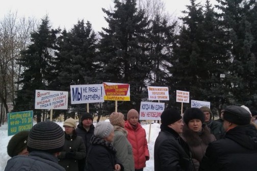 16 февраля в Твери состоялось событие, которое могло спокойно конкурировать по необычности со знаменитым Челябинским метеоритом — состоялся первый за несколько лет рабочий митинг. На улицу вышли рабочие ОАО «Полиграфкомбинат детской литературы». Сам митинг продолжался около часа и собрал несколько сотен рабочих. Многие пришли с плакатами. Лозунги были разные — «Дикому работодателю сильный профсоюз», «Мы […]