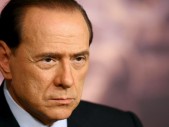 Суд Милана приговорил бывшего итальянского премьера Сильвио Берлускони к одному году тюрьмы по делу о неудачном приобретении итальянской страховой группой Unipol банка BNL. Премьер обвиняется в причастности к раскрытию конфиденциальной информации. Такой срок наказания требовала прокуратура. Тем не менее, пока не исчерпана возможность апелляции, Берлускони остаётся на свободе. Младший брат Берлускони Паоло по этому же делу […]
