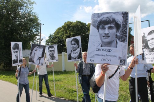 Замоскворецкий суд Москвы отказался изменить меру пресечения на домашний арест троих фигурантов дела о массовых беспорядках на Болотной площади 6 мая 2012 года, — сообщает РАПСИ. Таким образом, суд отклонил ходатайство адвокатов, которые просили освободить из-под стражи Ярослава Белоусова, Владимира Акименкова и Артема Савелова. Ранее адвокат Дмитрий Аграновский мотивировал свое ходатайство решением президиума Мосгорсуда, который […]