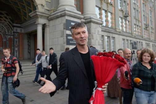 О Евгении Ройзмане пишут много и однообразно. Однообразие заключается в бесконечном повторе полярных оценок его личности и общественной деятельности. На страницах СМИ он предстаёт то народным героем, то бандитом. Эти образы чаще всего обосновываются слухами, сплетнями, домыслами и преувеличениями. При этом обычно фигурируют одни и те же клише: иконы, наручники на руках «пациентов» фонда «Город […]
