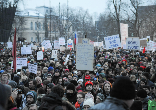 В момент, когда я пишу этот текст, в Словении продолжается мощное социальное восстание, и с еще более сильной политической решительностью оно вступает в новую стадию политической зрелости. То, что началось как изолированная вспышка в конце ноября 2012 в Мариборе, втором по величине городе Словении, распространилось на другие города, и несколько недель спустя достигло вершины на […]