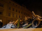 В четверг и в ночь на пятницу во многих областях Украины демонстранты, требующие отставки президента Виктора Януковича и его правительства, захватили ряд правительственных зданий. Захваты прошли на фоне призывов лидеров оппозиции, чьи переговоры с Януковичем окончились ничем, к «перемирию». Оккупация правительственных зданий началась в четверг, когда во Львове около двух тысяч человек ворвались в областную […]