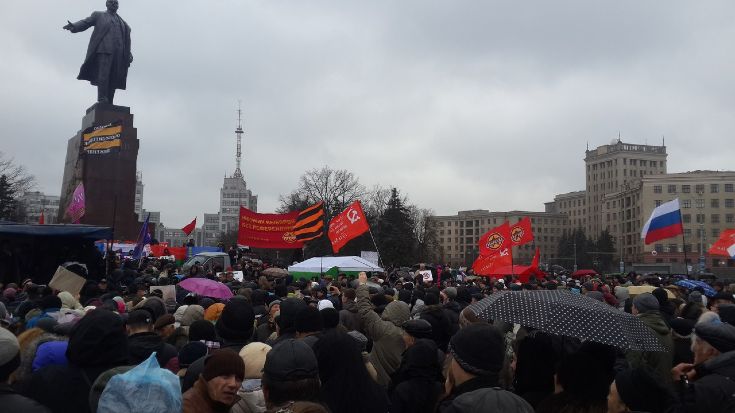 На Украине действительно разворачивается революция. Очень странная, но очень характерная для истории именно этой страны. Ведь в 1918 году рабочие выступления “красных” здесь развернулись лишь в ответ на действия националистической власти, установившейся в Киеве. Вопрос о том, насколько прогрессивным окажется порядок, формируемый сторонниками Донецкой народной республики и другими движениями Юго-Востока, остается пока открытым просто потому, […]