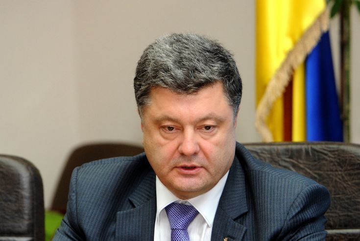 Президент Украины Петр Порошенко поддержал инициативу фракций относительно досрочных выборов в Верховную Раду. Об этом сообщается на официальном сайте главы государства. Такое заявление Порошенко сделал на встрече с руководителями парламентских фракций «Батькивщина», Партия регионов, «Удар», «Свобода» и представителями депутатских групп. Президент отметил, что запрос в обществе на полную перезагрузку власти остается актуальным. «Я это поддерживаю», — заявил […]