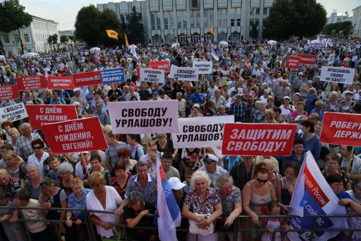 Арест Евгения Урлашова обвалил и без того невысокий рейтинг партии власти в Ярославле. В очередной раз это стало очевидно 16 июля, когда не менее 5 тысяч горожан вышли на Советскую площадь, чтобы выразить свое доверие этапированному в «Матросскую Тишину» мэру-оппозиционеру Евгению Урлашову. Уже за час до начала митинга можно было заметить группы ярославцев разного возраста […]