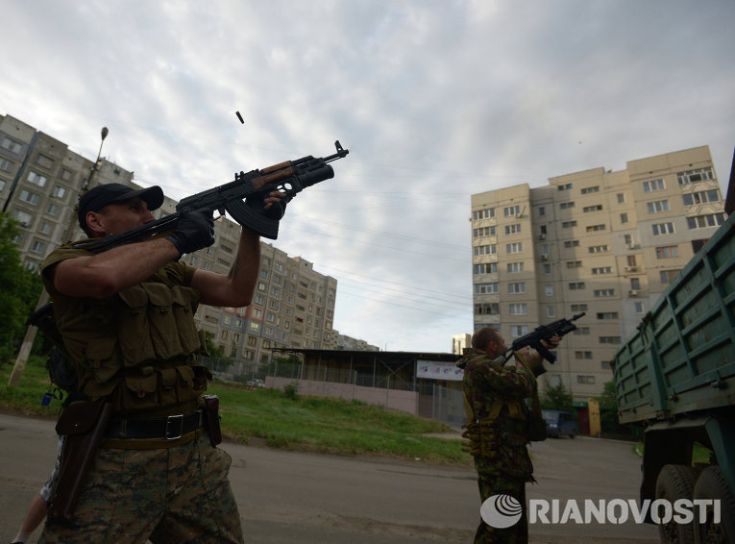 В Луганске продолжаются начавшиеся ночью столкновения между сотрудниками управления луганского пограничного отряда и силами самообороны. База погранотряда, в районе которой ведется бой, расположена в южной части города в квартале Мирный. Около 00:30 к управлению пограничного отряда подъехали примерно 100 вооруженных людей, которые рассредоточились по периметру отряда. Первая атака с применением автоматов и подствольных гранатометов началась около […]