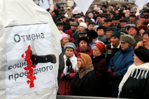 В данный момент разрушается модель т.н. суверенной государственности — та, которая с разными перерывами существовала ориентировочно с конца 80-х годов прошлого века сначала в СССР, а теперь в СНГ. Известно, что в целом везде сложилась характерная модель «развития». Номенклатура хорошо устроилась, с радостью приняла на вооружение «демократические лозунги» и занялась распродажей природных ресурсов под тем […]