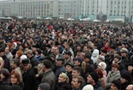 В ноябре 2008 года Фонд «Общественное мнение» (ФОМ) провел исследование «Кризис vs. устойчивость социального порядка», пишут 15 декабря 2008 года «Ведомости». Полученные данные показывают, что в связи с кризисом уровень недовольства властями достиг в среднем 39 %, а в некоторых промышленно развитых регионах – до 54 %.