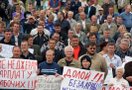 В Челябинске около ста работников строительных компаний «Массив» и «Арт-Строй» провели акцию протеста у здания Трудовой инспекции. Рабочим уже два года не выплачивают заработную плату.