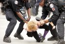 Тысячи протестующих сегодня вновь вышли на улицы в столице Йемена Сане с требованиями отставки президента страны Али Абдуллы Салеха, находящегося у власти более 30 лет.